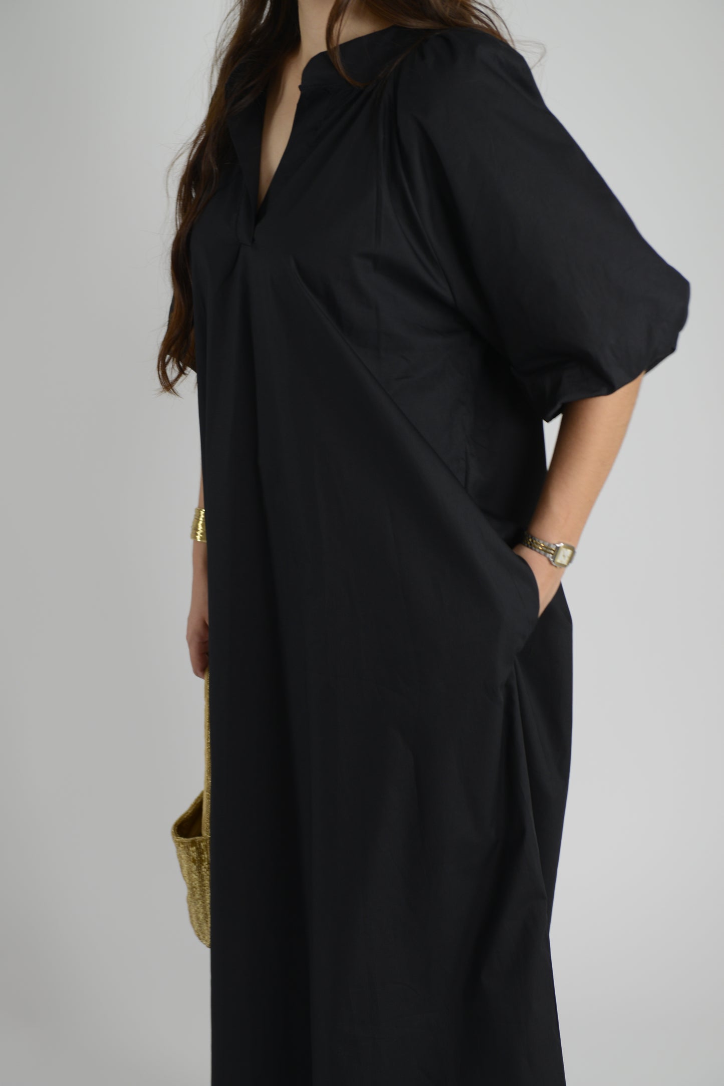 Robe noire manches bouffantes col V